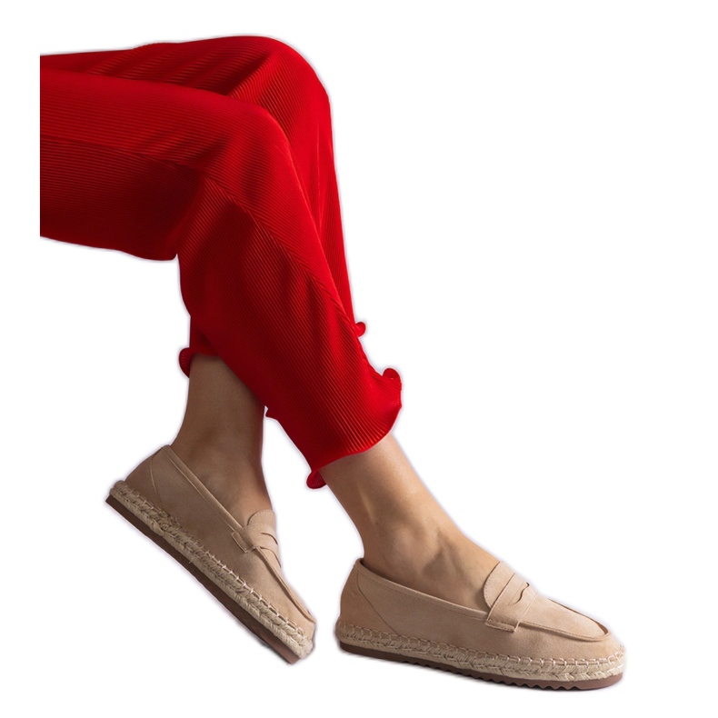 Beige schlüpfte Espadrilles auf die Plattform