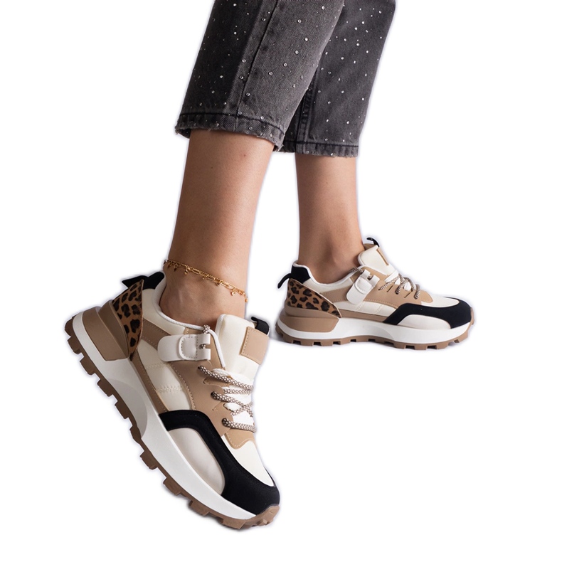 Beige Sneakers mit einem Tiermotiv dekoriert