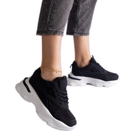 Schwarze Turnschuhe mit dicker Sohle