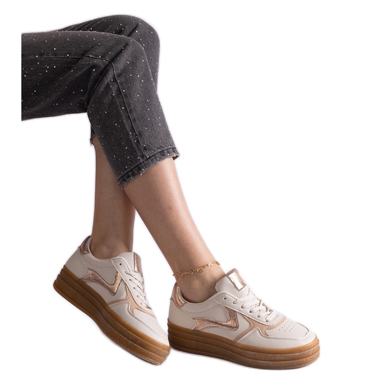 Beigefarbene Sneakers mit Gummisohle