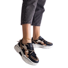 Schwarze Sneakers, verziert mit einer Zirkonschnur