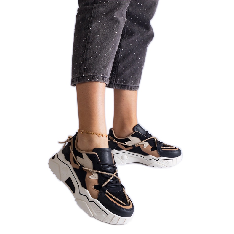 Schwarze Sneakers, verziert mit einer Zirkonschnur