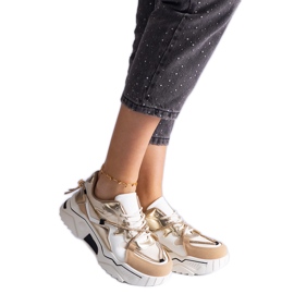 Beigefarbene Sneakers, verziert mit einer Zirkonschnur