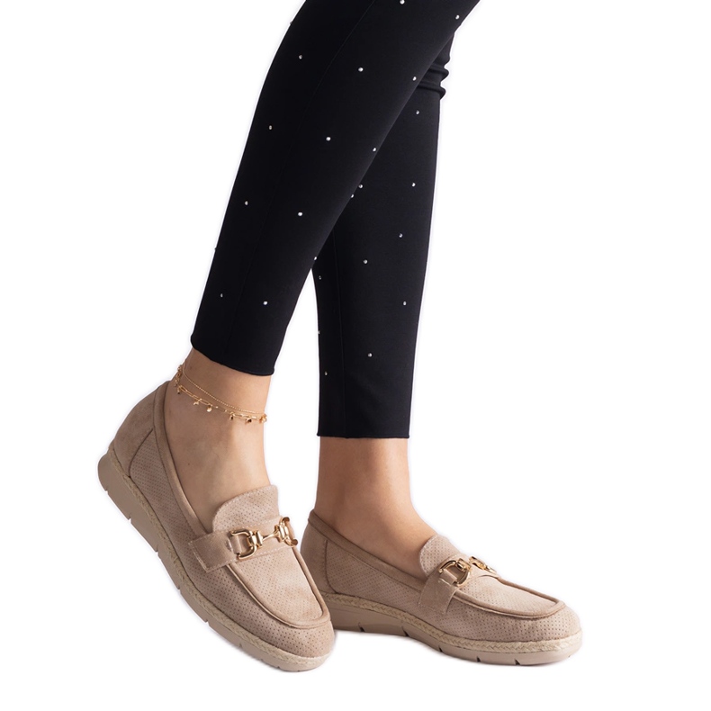 Beige Frauenmokassins mit Öko -Wildleder mit einer Kette