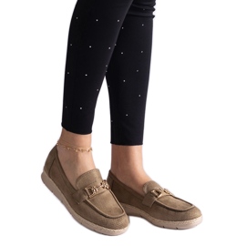 Grüne Frauenmokassins mit Öko -Wildleder mit einer Kette