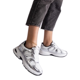Weiße und silberne Sneaker von Frauen