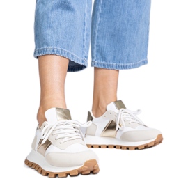 Beigefarbene Sneaker mit sichtbarem Protektor