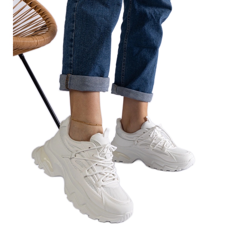 Weiße Sport-Sneaker mit massiver Sohle