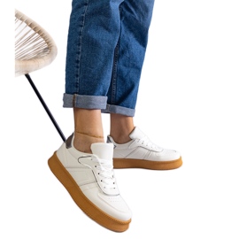 Weiße Schnürsneaker mit Plateau