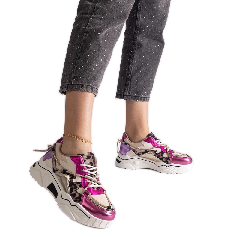 Rosafarbene Sneakers, verziert mit einer Zirkonschnur