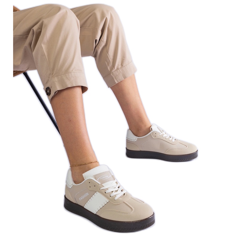Beige Sneakers auf der Plattform mit Nähten