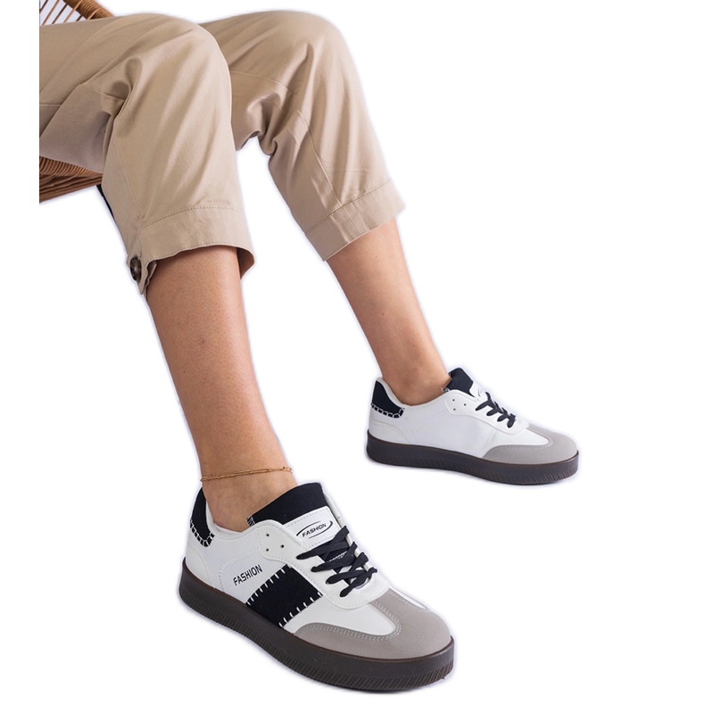 Weiße Plateau-Sneaker mit Nähten