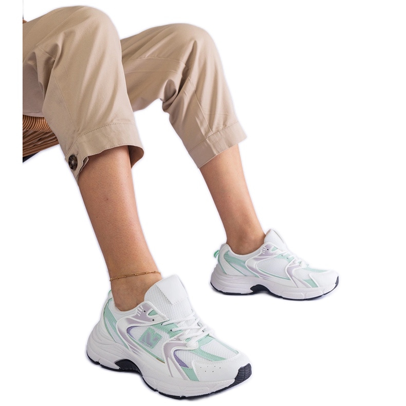 Weiße und grüne klassische Sport -Turnschuhe