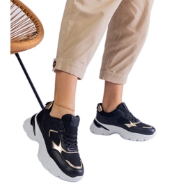 Schwarze Turnschuhe auf massiver Sohle