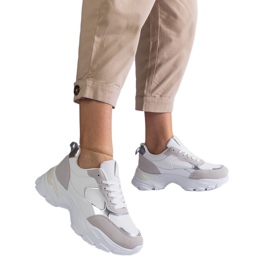 Weiße Turnschuhe auf massiver Sohle