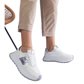 Weiße Turnschuhe auf der Plattform