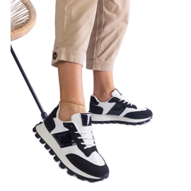 Schwarze Sneaker mit sichtbarem Protektor