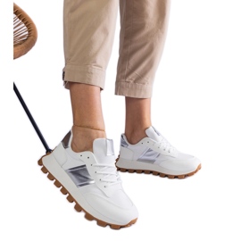 Weiße Turnschuhe mit einem sichtbaren Beschützer