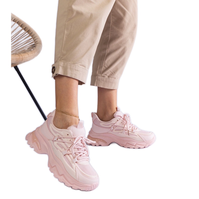 Rosa Sport -Turnschuhe auf einer massiven Sohle