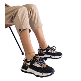 Schwarze Turnschuhe mit einem Tiermotiv dekoriert