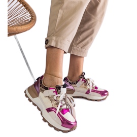 Pink -Turnschuhe mit einem Tiermotiv dekoriert rosa