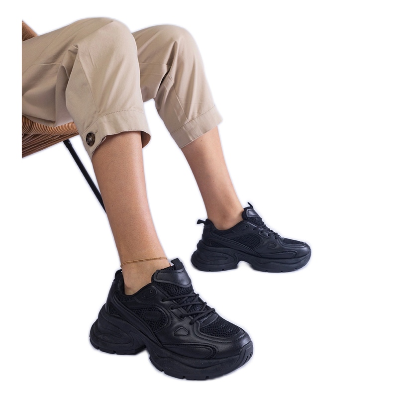 Schwarze Turnschuhe auf massiver Sohle