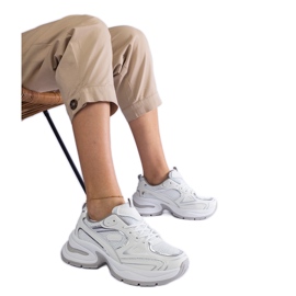 Weiße Turnschuhe auf massiver Sohle