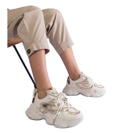 Beige Frauensport -Sneakers auf einer massiven Sohle