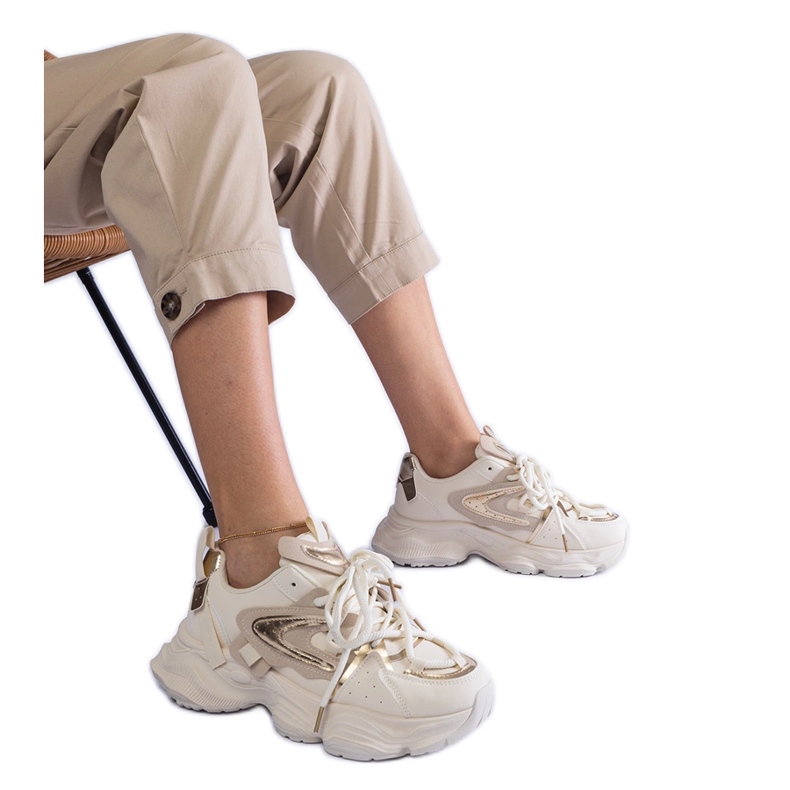 Beige Frauensport -Sneakers auf einer massiven Sohle