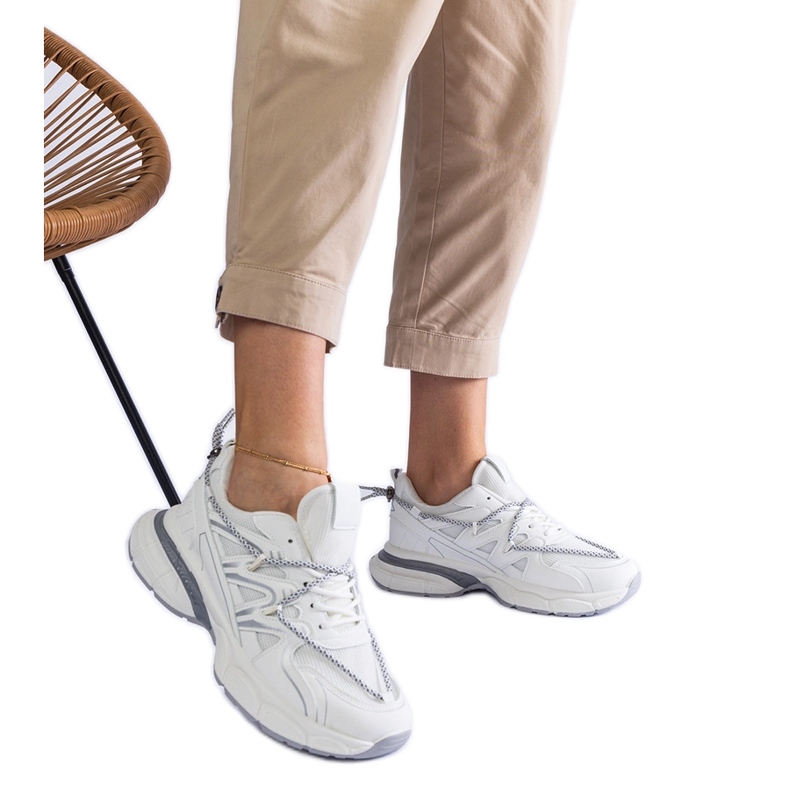 Weiße Damen-Sneaker mit massiver Sohle