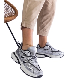 Silberne Frauen -Sneaker auf einer massiven Sohle