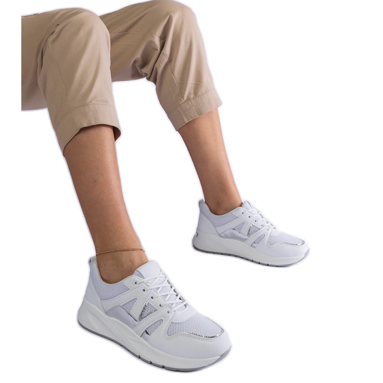 Weiße Turnschuhe mit dicker Sohle