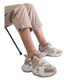 Beigefarbene Sneakers mit goldenen Einsätzen
