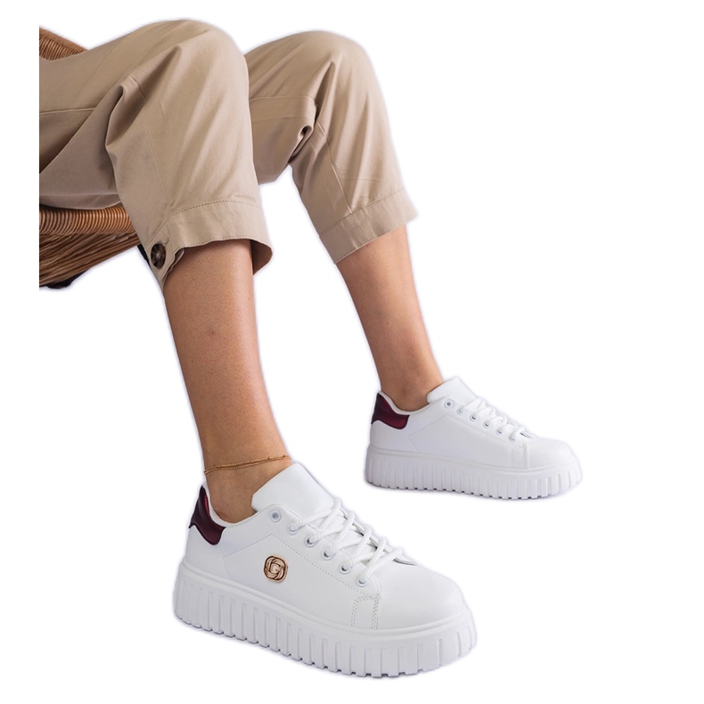 Weiße und burgunderfarbene Turnschuhe mit dicker Sohle