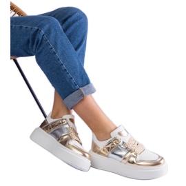 Goldene Sneakers mit silbernen Einsätzen