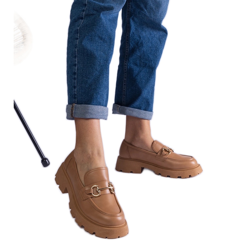 Braune Slipper mit Öko -Leder mit goldener Dekoration beige