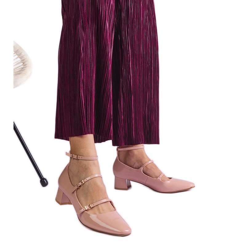 Beige Pumpen, die mit einem Gürtel lackiert sind