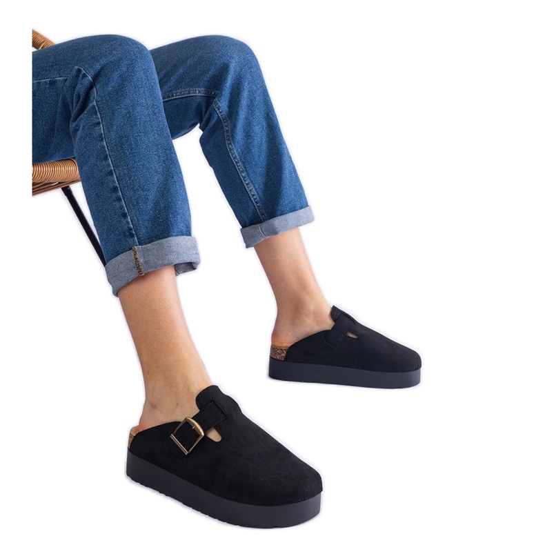 Pantoffeln für schwarze Frauen auf der Plattform mit einer Schnalle