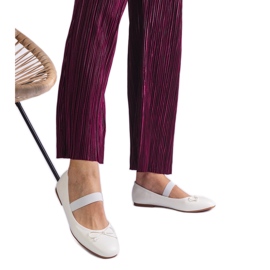 Weiße Ballerinas mit einem Gummiband und einem dekorativen Bogen