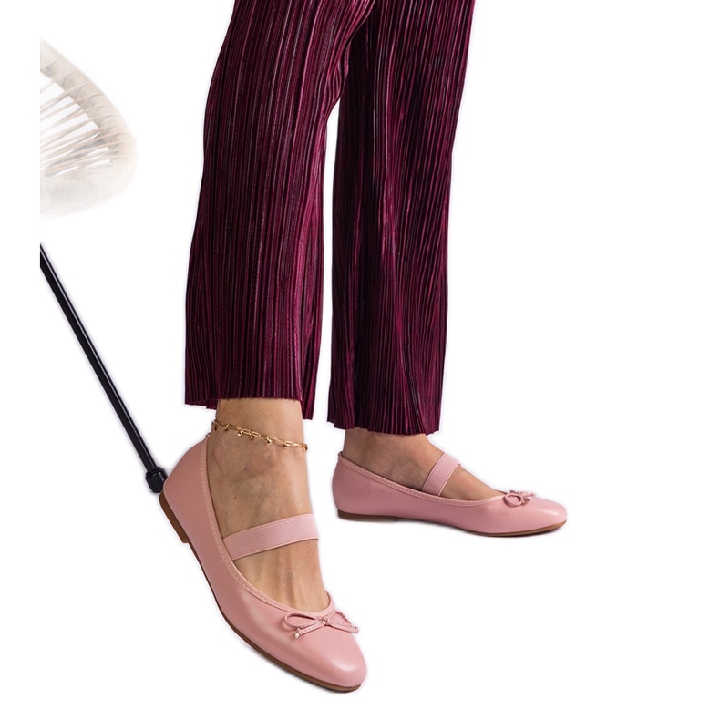 Rosa Ballerinas mit einem Gummiband und einem dekorativen Bogen