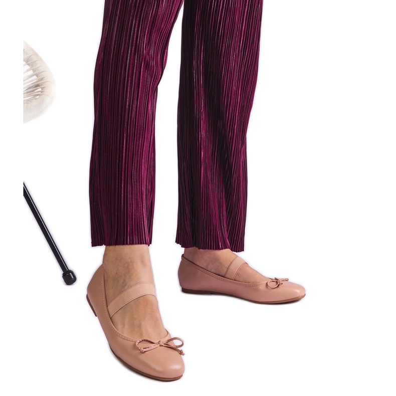 Beige Ballerinas mit einem Gummiband und einem dekorativen Bogen