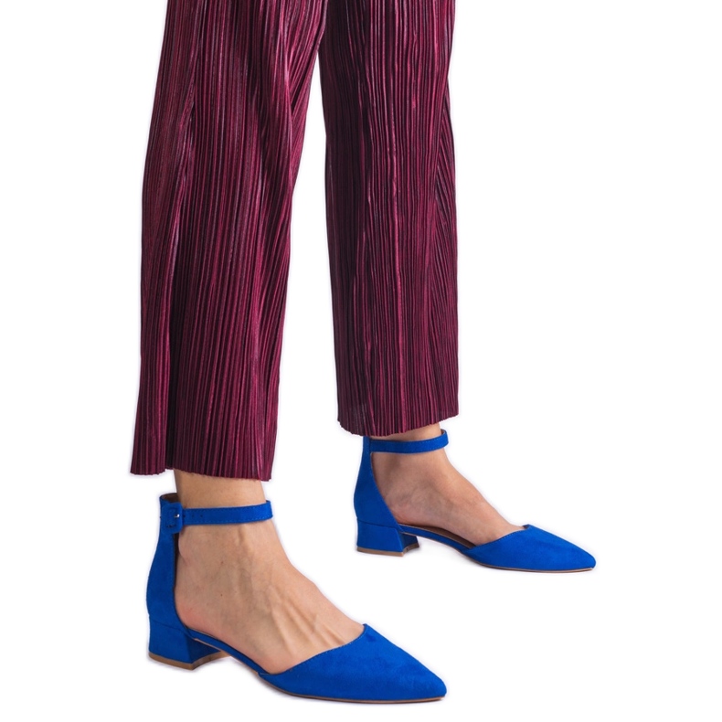 Blaue Sandalen auf einem niedrigen Pfosten