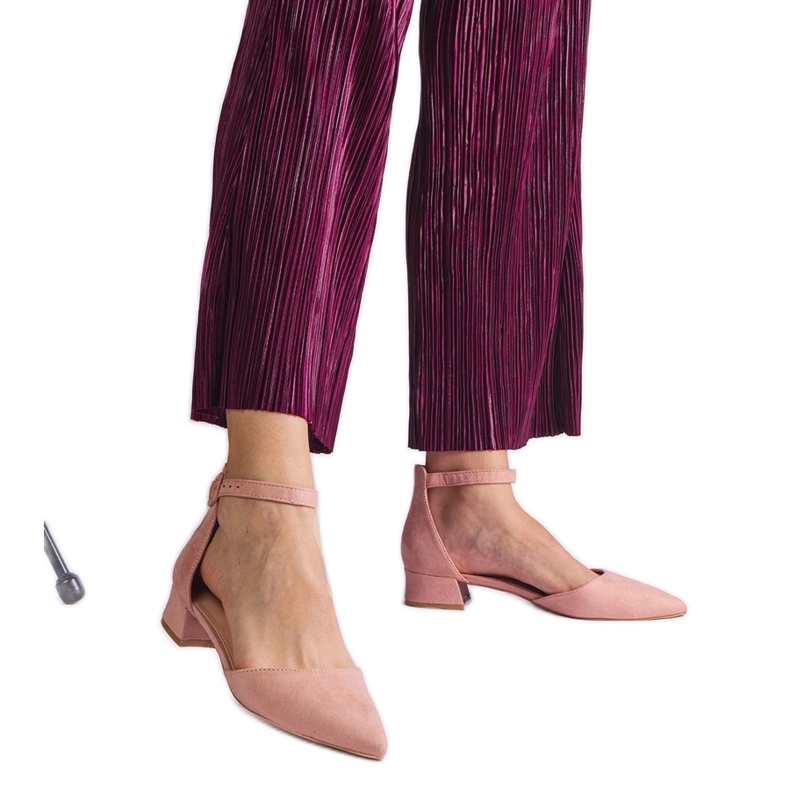 Hellrosa Sandalen auf einem niedrigen Pfosten