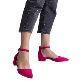 Dunkelrosa Pumpen auf einem niedrigen Pfosten