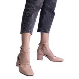 Beigefarbene Pumps mit hohen Absätzen und Schnallen