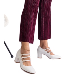 Weiße Pumpen auf dem Pfosten mit dekorativen Schnallen