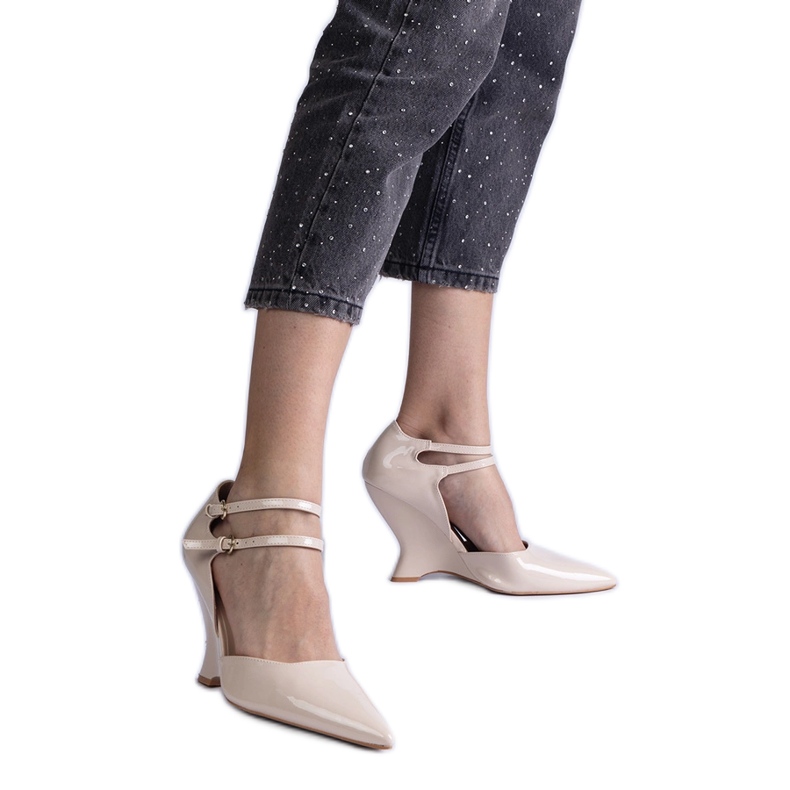 Beige Pumpen, die auf Keil mit Schnallen lackiert sind