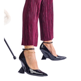 Schwarze Pumps lackten auf Keilen