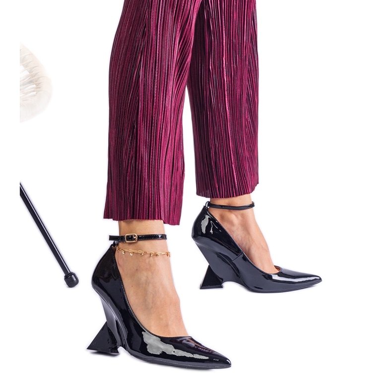 Schwarze Pumps lackten auf Keilen