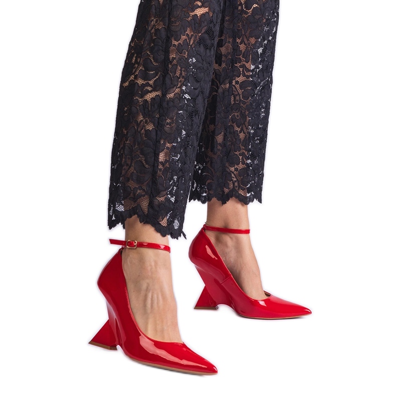 Rote Pumpen lackten auf Keilen